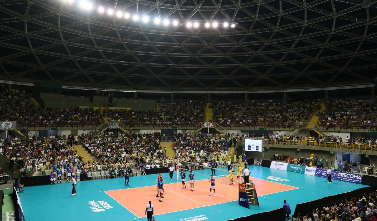 jogo de vôlei no ginásio paulo sarasate